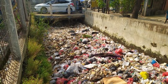 Petugas Dinas PUPR Depok Bersihkan Sampah dan Batang Pohon Sebabkan Kali Licin Meluap