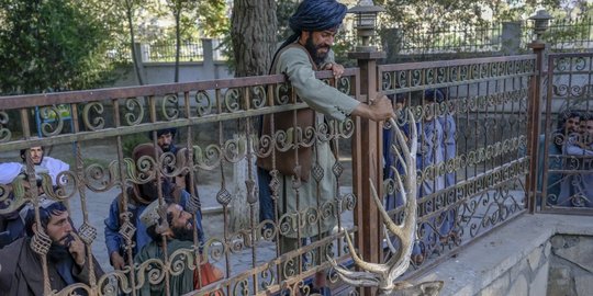 Gaya Tentara Taliban Saat Jalan-Jalan di Kebun Binatang Kabul