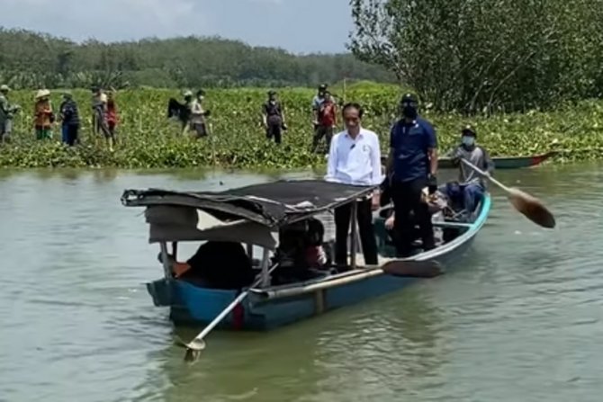 jokowi naik perahu di cilacap