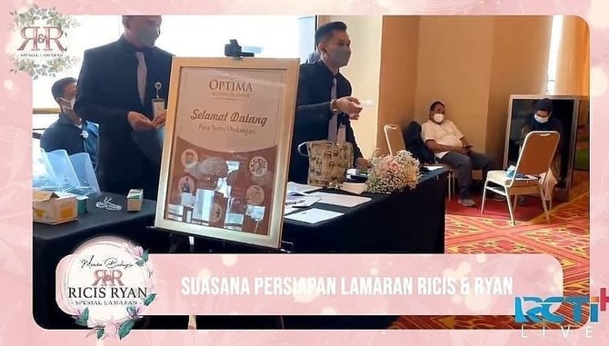 5 potret dekorasi lamaran ria ricis dan teuku ryan penuh tanaman bunga