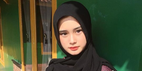 Perankan Gadis Tomboy di Dari Jendela SMP, Ini 4 Potret Liyan Zef dalam Balutan Hijab