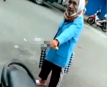 nenek nenek kesal dagangan disapu bersih satpam