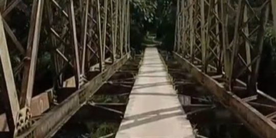 Viral Wanita Nekat Lewat 'Jembatan Maut', Goyang Sedikit Bisa Bahaya Banget