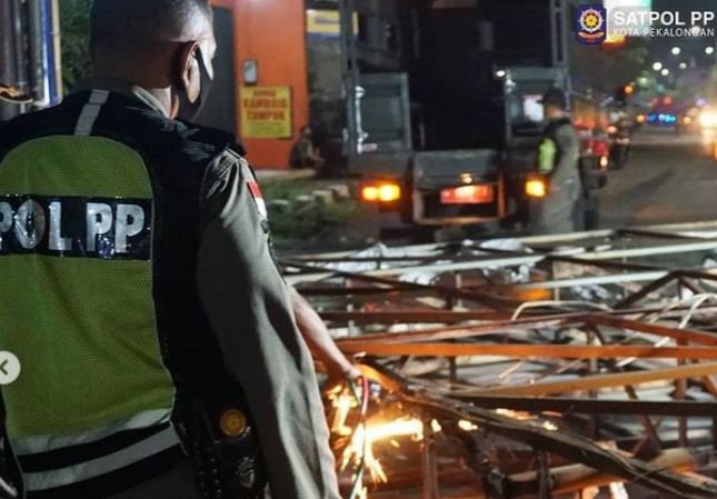 papan reklame illegal di pekalongan