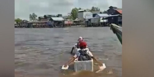 Aksi Nekat Bocah SD di OKI Sumsel Seberangi Sungai Pakai Styrofoam