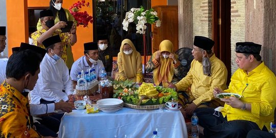 Airlangga Ziarah ke Makam Mbah Lim di Klaten