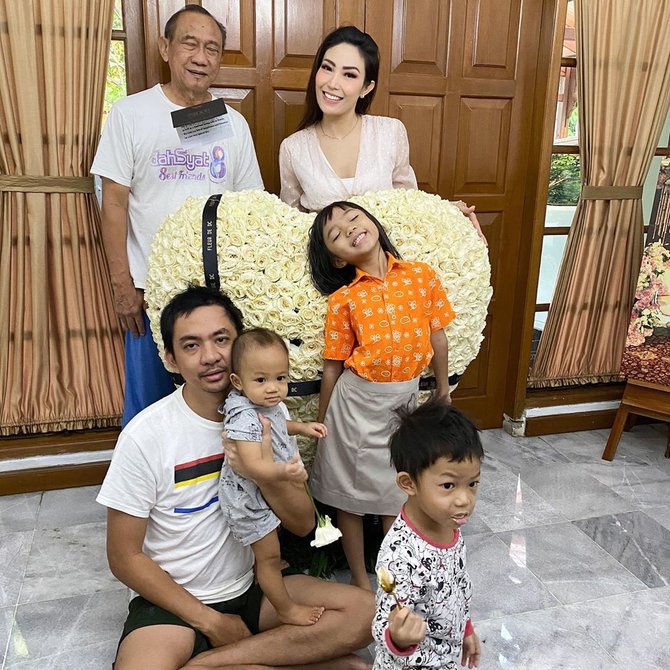 potret kejutan ultah ayu dewi dari regi datau
