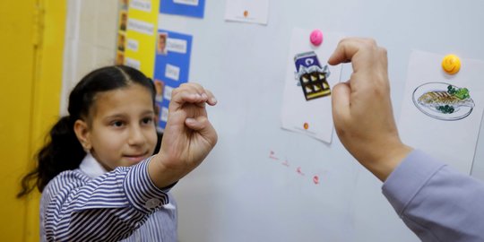 Semangat Anak-Anak Tuli Palestina Belajar Bahasa Isyarat