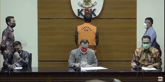 Wakil Ketua DPR Azis Syamsuddin Kenakan Rompi Oranye