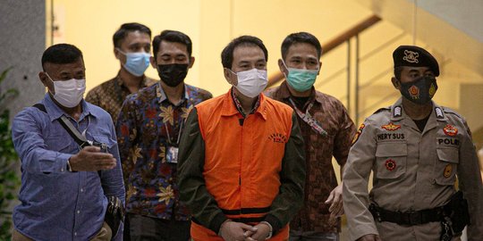 Ekspresi Wakil Ketua DPR Azis Syamsuddin Saat Ditahan Terkait Suap Penyidik KPK