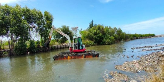 Banyak Tumpukan Sampah, Bibir Pantai Kota Cirebon Dikeruk