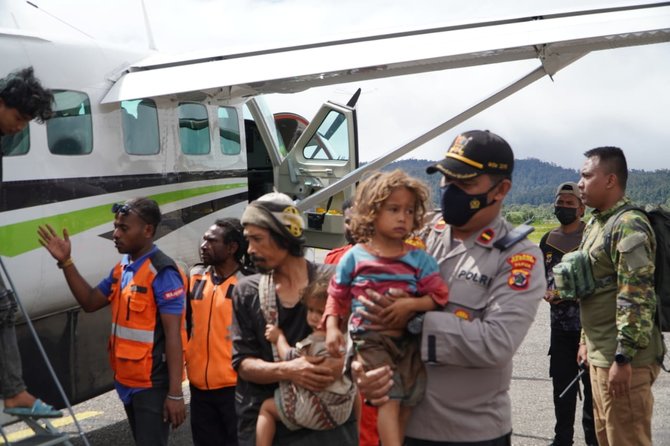 evakuasi kepada para pengungsi di distrik kiwirok