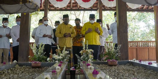 Sambung Silaturahmi, Airlangga Ziarah ke Makam Mbah Lim di Klaten