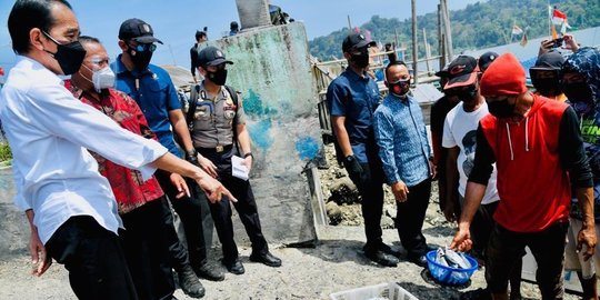 Bersama BIN, Jokowi Tinjau Vaksinasi Door to Door di Kampung Nelayan Cilacap