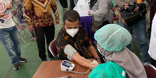 Wali Kota Jaktim Meninjau Sentra Vaksinasi UID-Gajah Tunggal di GOR Kramat Jati