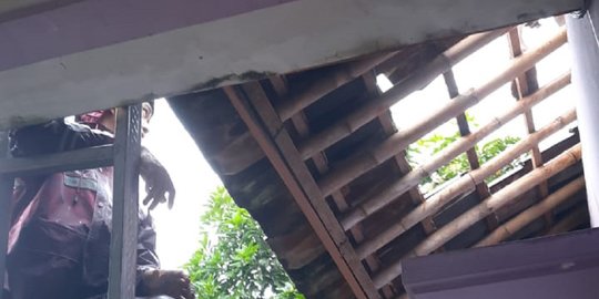 Hujan Disertai Angin di Depok, Genteng Rumah Warga Beterbangan dan Pohon Tumbang