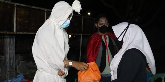 Tarik Minat Warga untuk Vaksinasi, Polisi di Kendal Dandan Pocong dan Demit