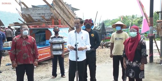 Jokowi Dinilai Korbankan Popularitas untuk Selamatkan Rakyat