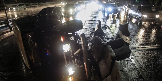 Mobil Terguling di Gerbang Tol Tanjung Duren