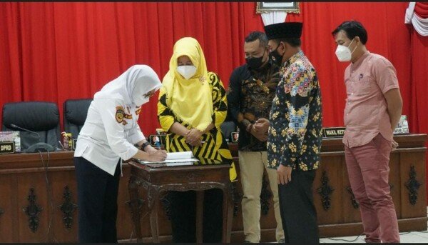 bupati bojonegoro anna mu039awanah naikkan insentif guru tidak tetap