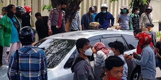 Ditinggal Orang Tuanya Antar Korban Kecelakaan, Balita 1 Tahun Ini Terkunci di Mobil