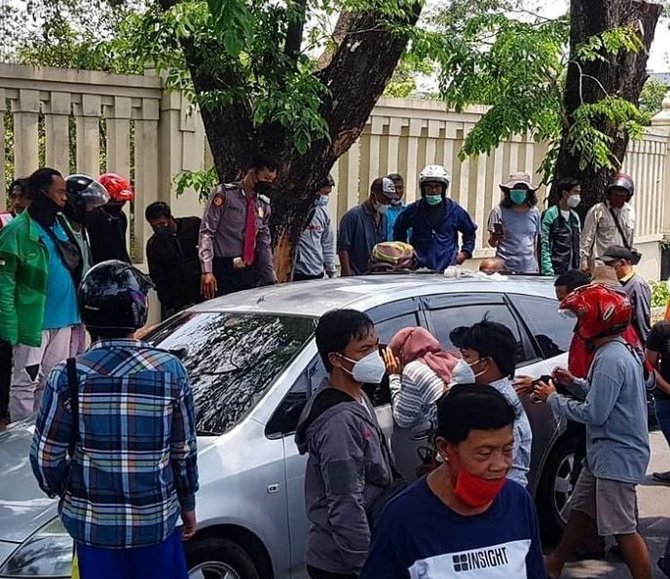 balita 1 tahun terkunci di dalam mobil