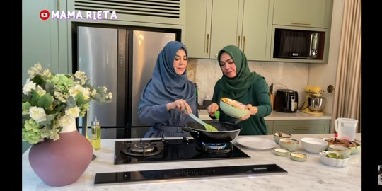 Potret Kompak Mama Rieta dan Mama Amy Masak Jengkol, Saling Puji Soal Awet Muda