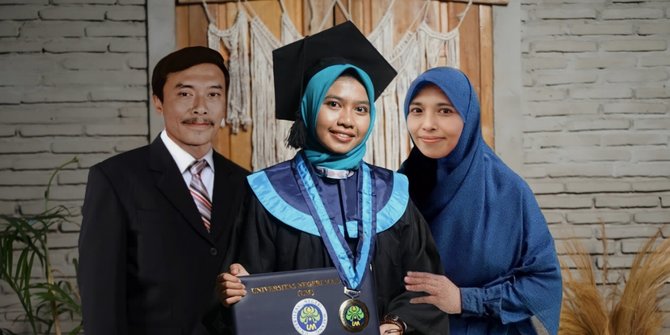 Lulus Kuliah, Cewek Ini Minta Foto Diedit Bareng Mendiang Ayah & Ibu