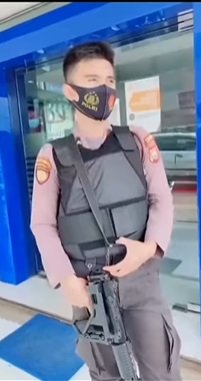 video anggota polisi ngaku tak pernah capek bawa senjata tiap saat alasannya tak diduga