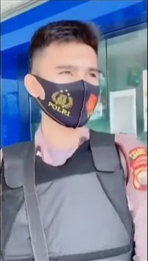 video anggota polisi ngaku tak pernah capek bawa senjata tiap saat alasannya tak diduga