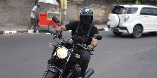 6 Potret Andre Taulany Touring Pakai Motor Kesayangan ke Bandung Bersama The Prediksi