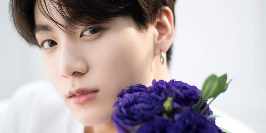 Jungkook BTS Asyik Ngemil Saat Rekaman Bareng Chris Martin