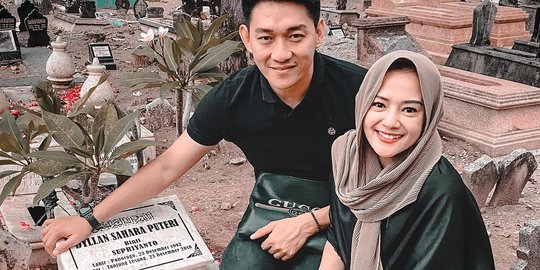 Potret Ifan Seventeen dan Citra Monica Ziarah ke Makam Dylan Sahara