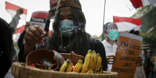 Aksi Dukun Tolak Novel Baswedan CS di KPK