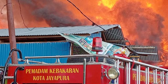 Puluhan Rumah di Jayapura Terbakar, Petugas Masih Berupaya Padamkan Api