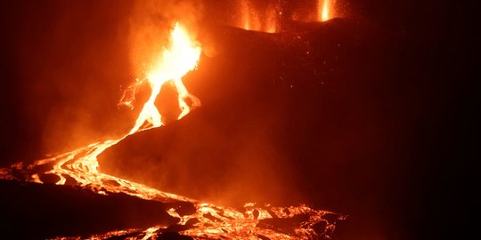 Ngerinya Aliran Lava Gunung Cumbre Vieja Saat Malam Hari