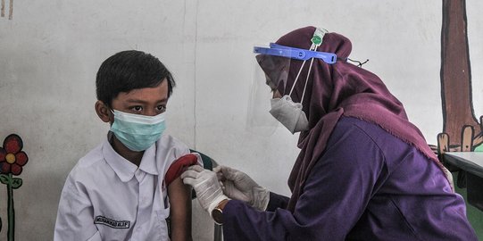 Antusiasme Anak Sekolah Ikuti Imunisasi DT