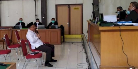 Sambil Menangis, Bupati Non-Aktif Juarsah Mohon Hakim Tak Blokir Rekening Anak-Istri