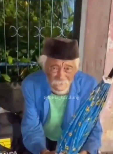 kakek usia 93 tahun hidup sendiri ditinggal oleh anaknya tidur di jalan