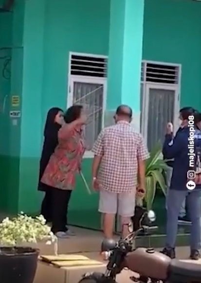 kelakuan dosen ini kebangetan mahasiswa demo tuntut hak malah dipukuli pakai sapu