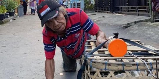 Penyandang Disabilitas Hidup Sebatang Kara, Merangkak Demi Pungut Botol Bekas