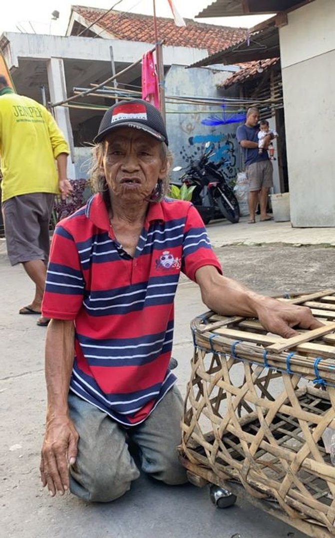 difabel hidup sebatang kara merangkak demi pungut botol