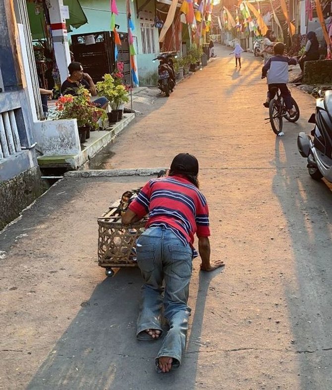 difabel hidup sebatang kara merangkak demi pungut botol