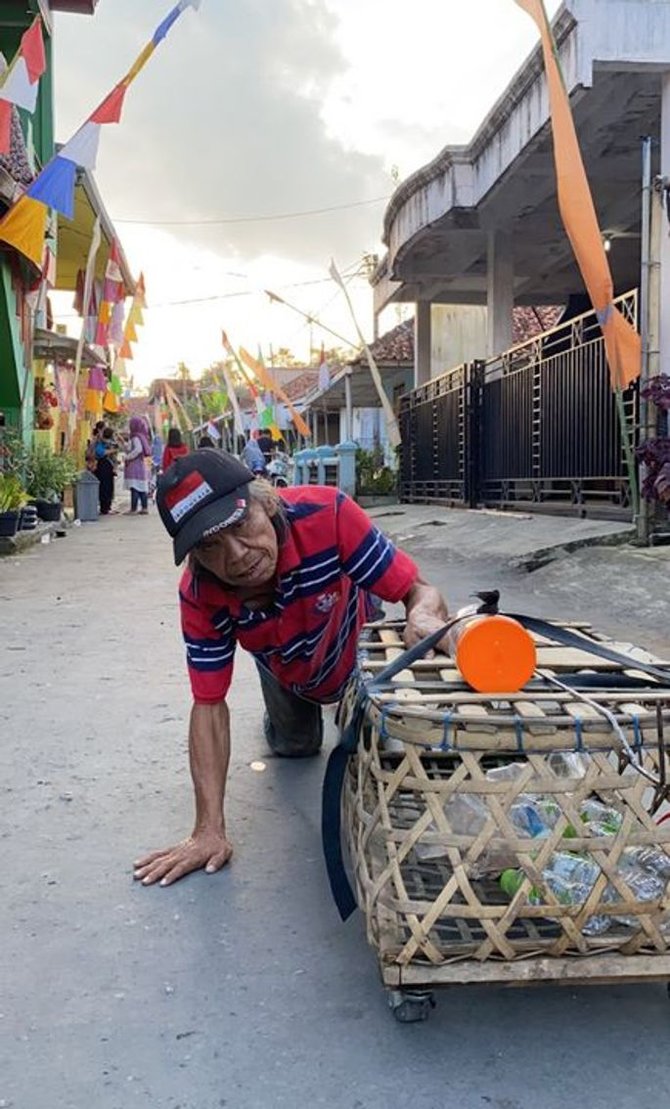 difabel hidup sebatang kara merangkak demi pungut botol