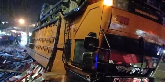 Truk Terguling Hantam Pemotor di Puncak, Satu Orang Tewas