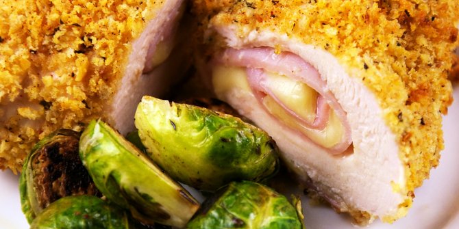 Resep Chicken Cordon Bleu Klasik dengan Smoked Beef dan Keju Mozzarella Leleh