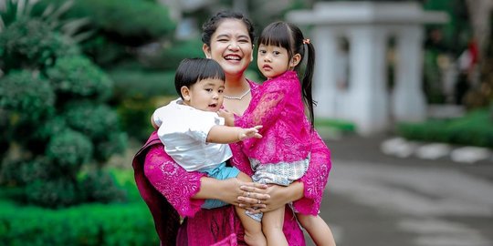 Kahiyang Putri Jokowi Foto Sambil Gendong Dua Anak, Istri Pangeran Beri Pujian