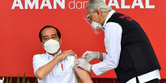 Kemenkes Sebut Jokowi Disuntik Vaksin Booster Tahun Depan
