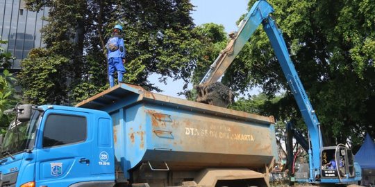 Musim Hujan, Pemprov DKI Intensifkan Pengerukan Lumpur dan Sampah di Saluran Air