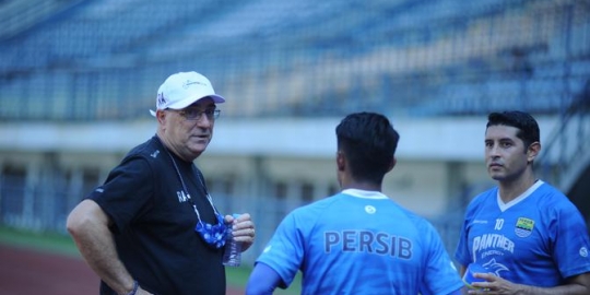 Imbang Tiga Kali Beruntun, Pelatih Persib: Kami Berada di Trek yang Tepat - Vimarsana News